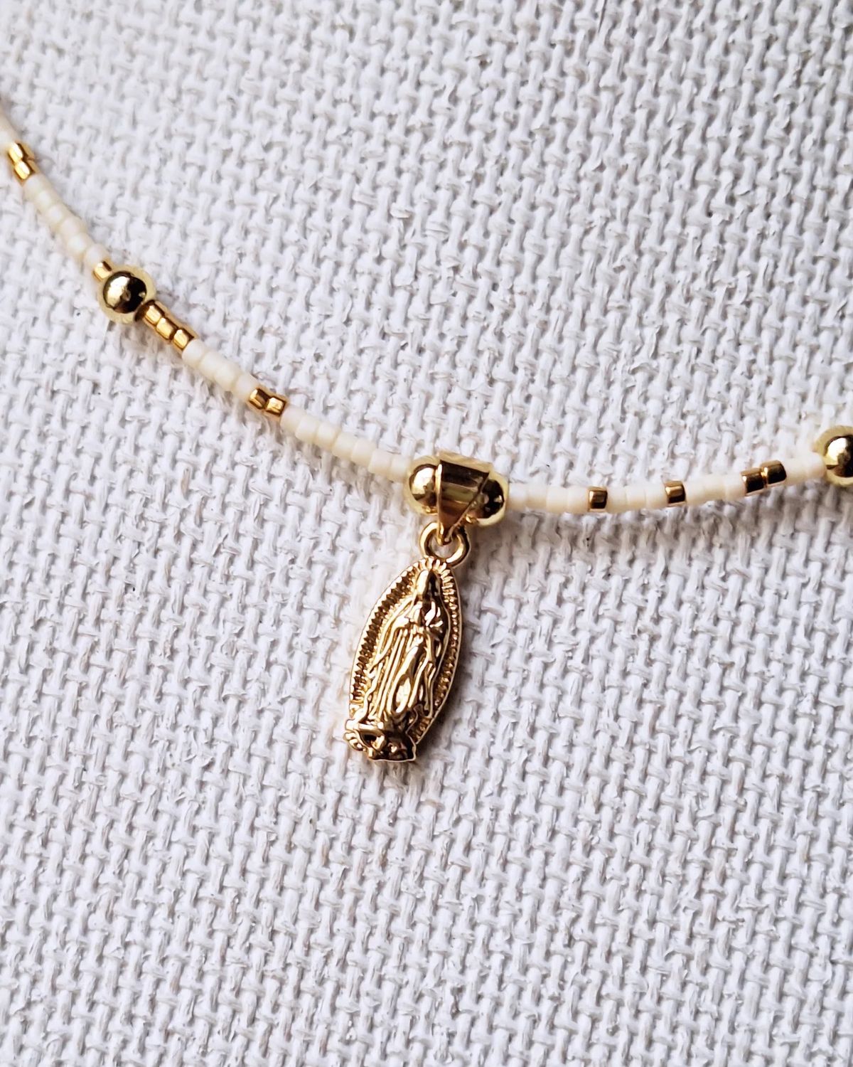 Collar Mini Guadalupe Baño de Oro Y Miyukis gold y Mate