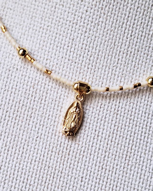 Collar Mini Guadalupe Baño de Oro Y Miyukis gold y Mate