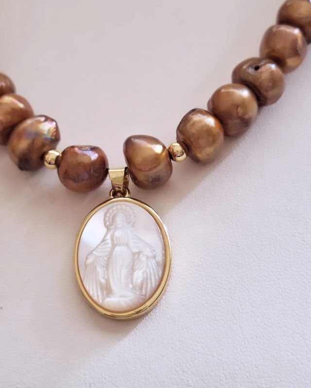 Collar Milagrosa Perlas de Río y Nácar baño Oro