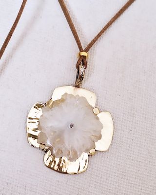 Collar VO Cruz/Flor bronce y Cuarzo