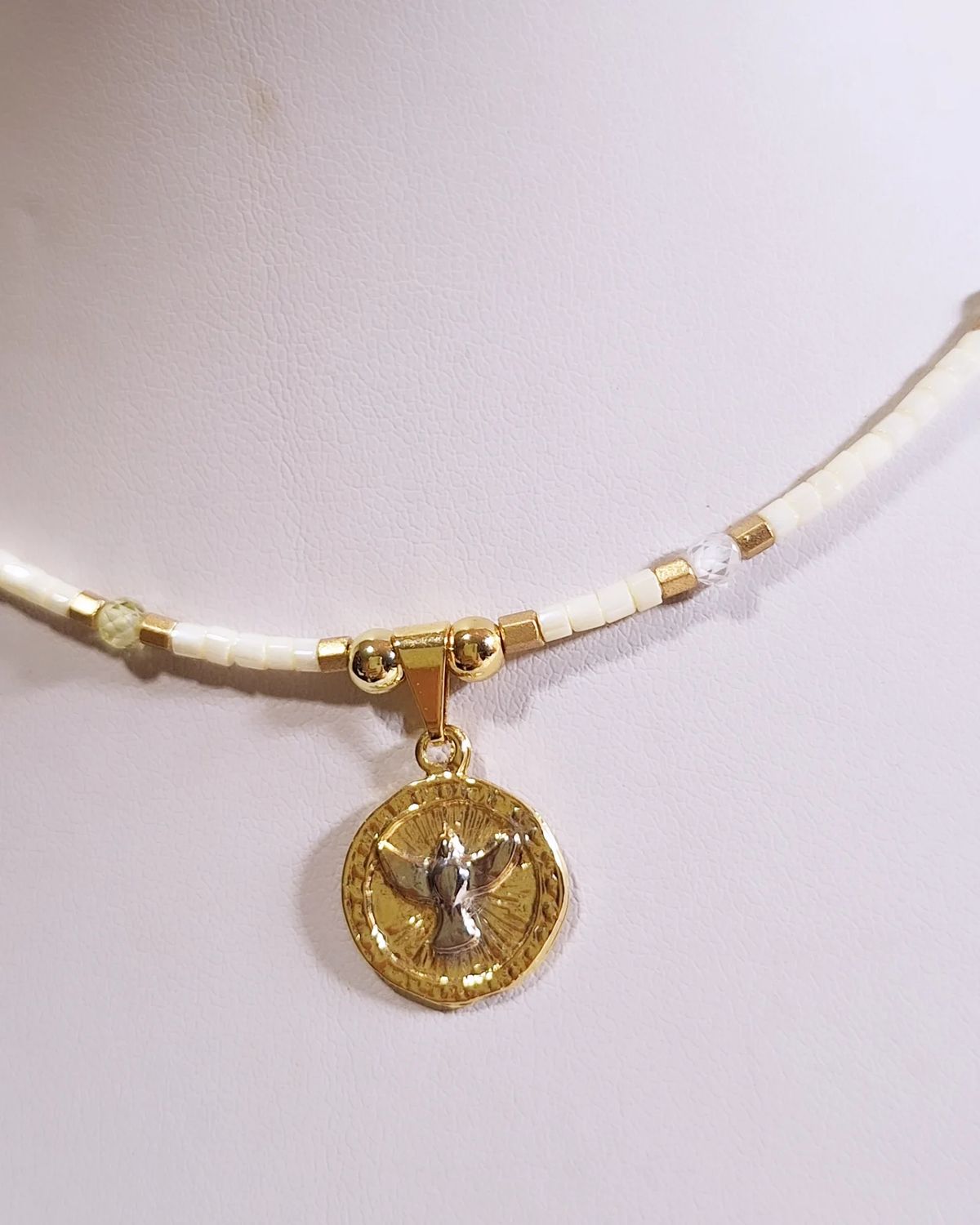 Collar Espíritu Santo Baño de Oro y canutillo con Circonias