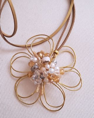 Collar VO Flower Cristales y perlas Cuero Oro