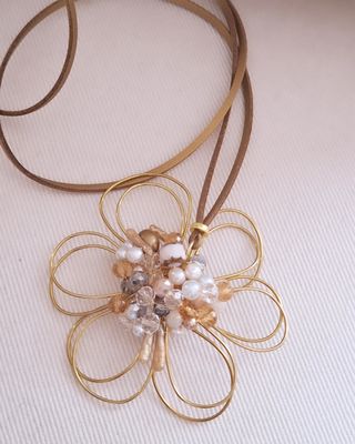 Collar VO Flower Cristales y perlas Cuero Oro