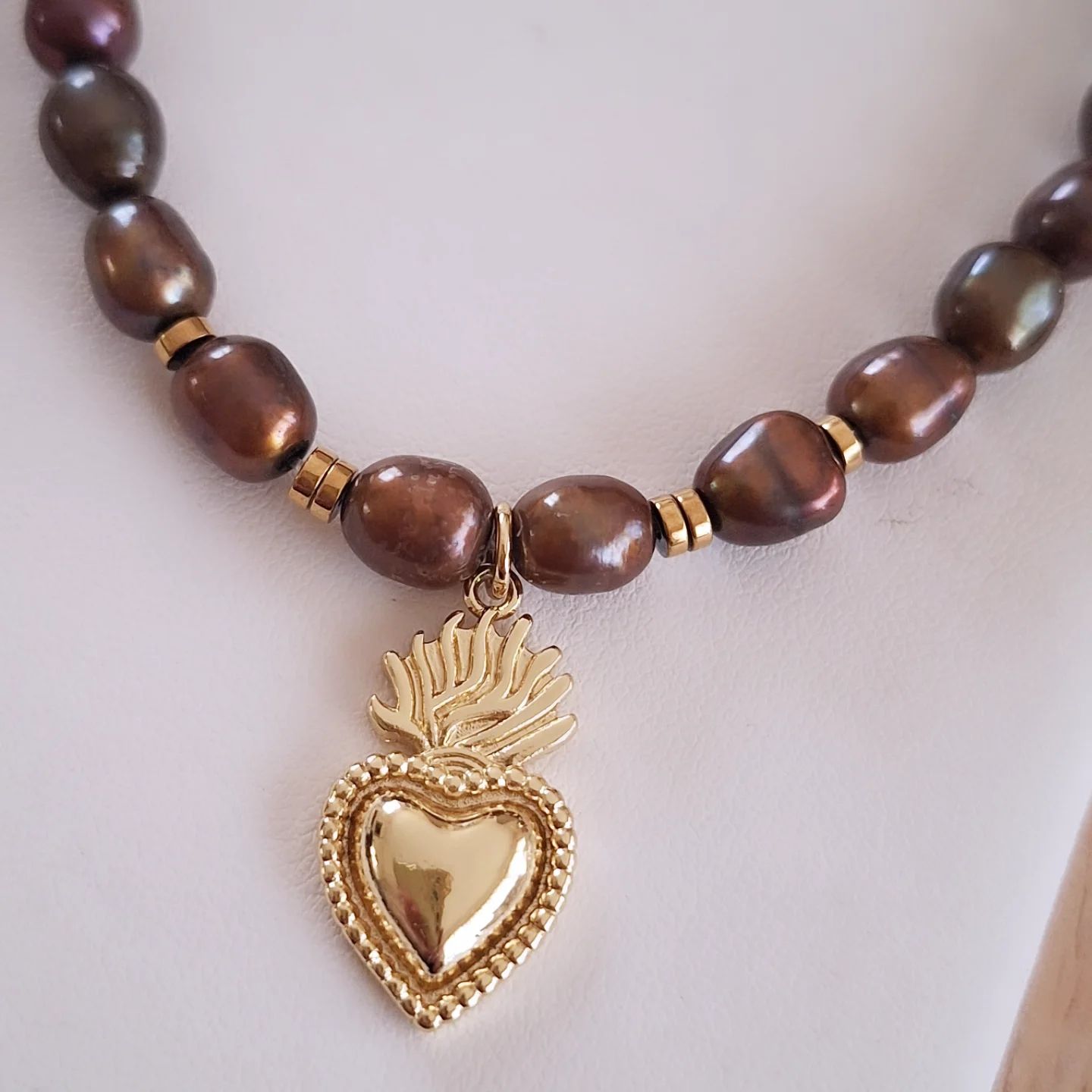 Collar Sagrado Corazón y Perlas de Río