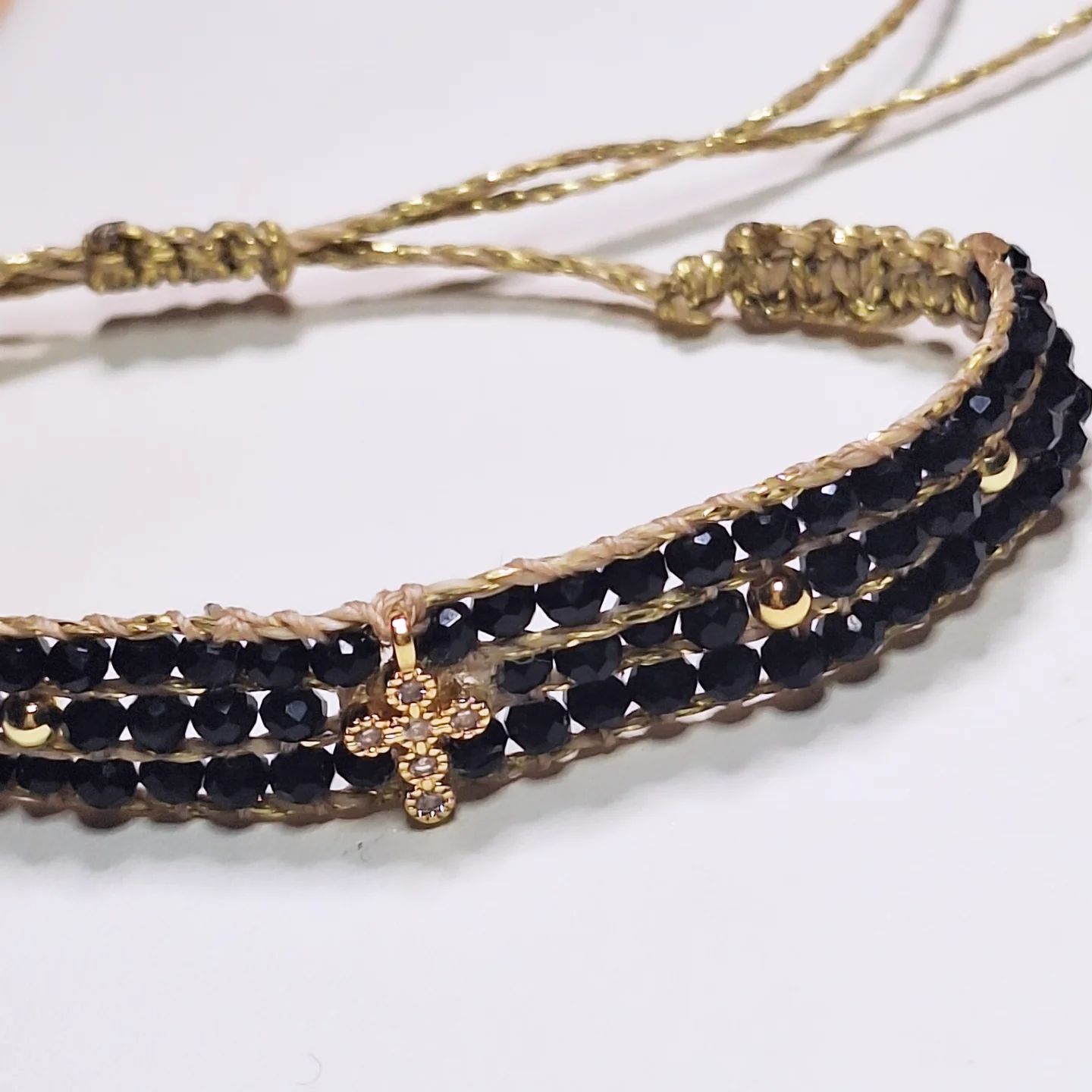 Pulsera Loom  Cristal y Cruz baño de Oro y Circonia.