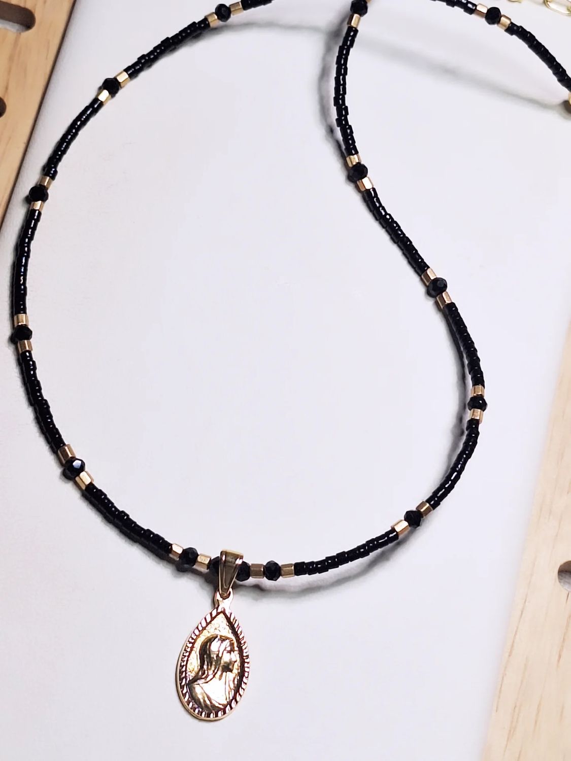 Collar Virgen En Negro y Oro