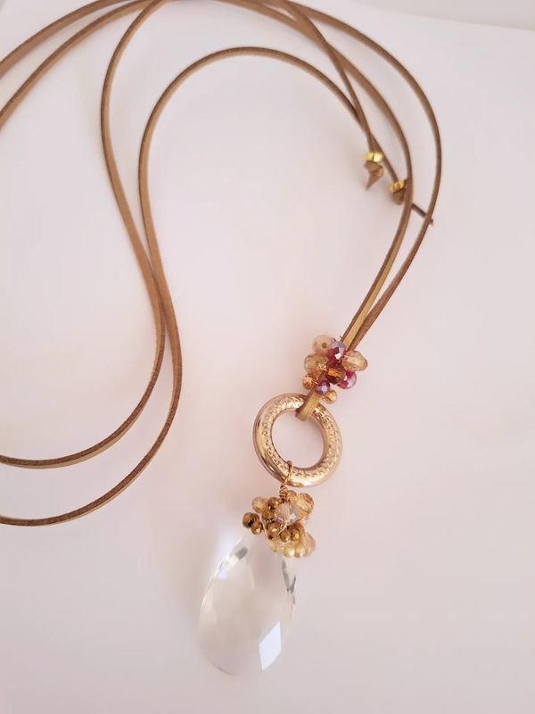 Collar Charm Cuero dorado y Cristales