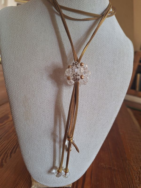 Collar Atom Cuero Oro y Cristales