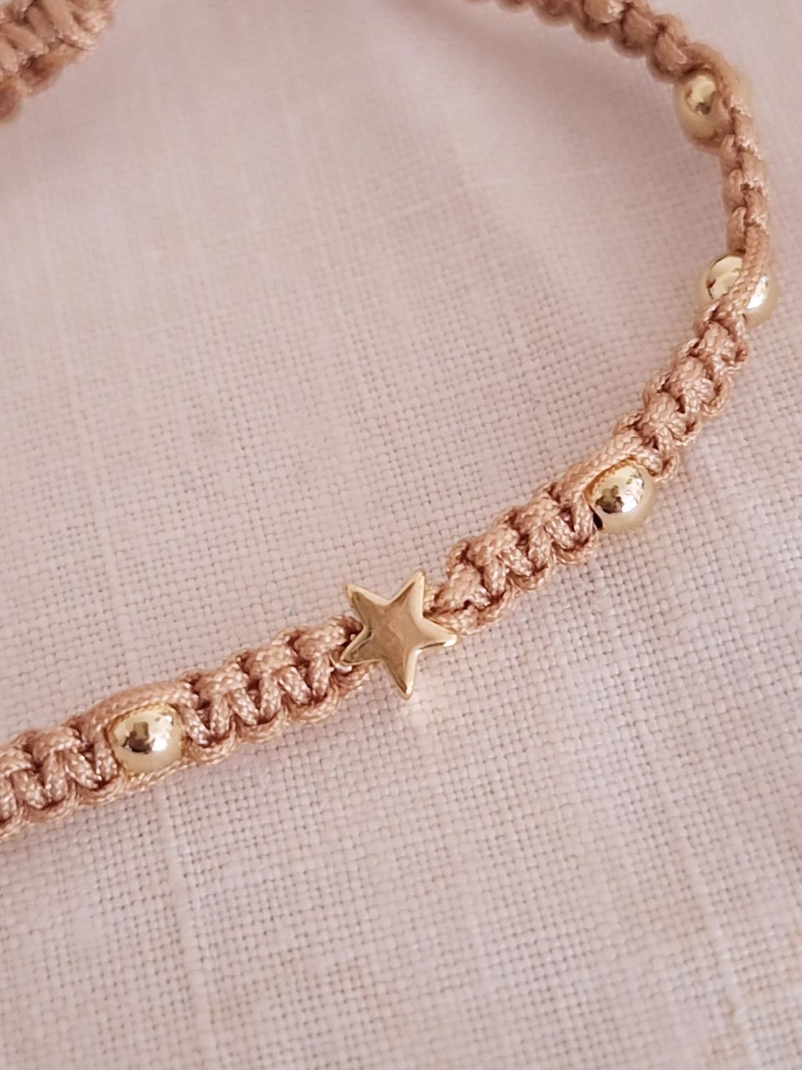 Pulsera Friendship Baño de Oro hilo Seda.