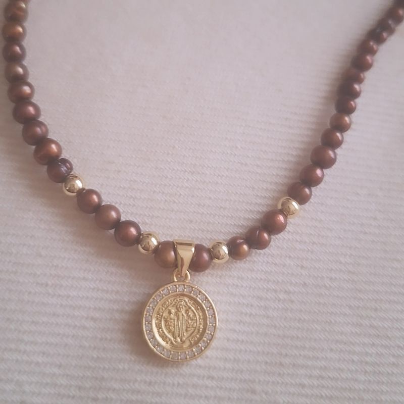 Collar San Benito Baño Perlas de Río baño de Oro