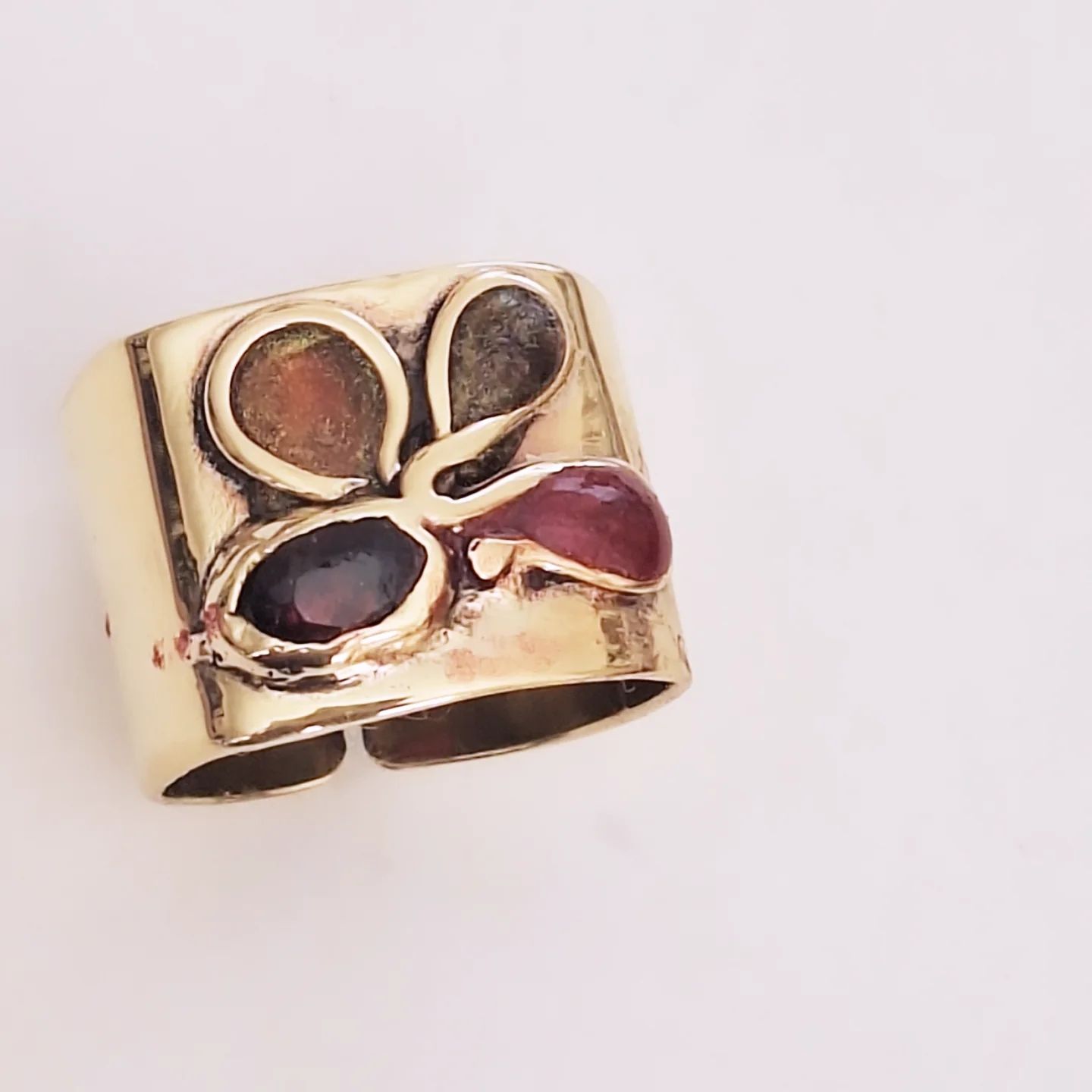 Anillo Belle Bronve, Granate, Resina