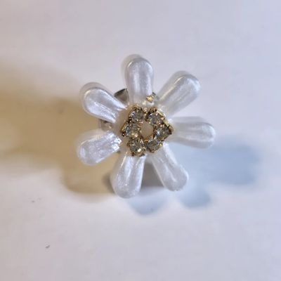 Prendedor VO Pin it Flor blanca