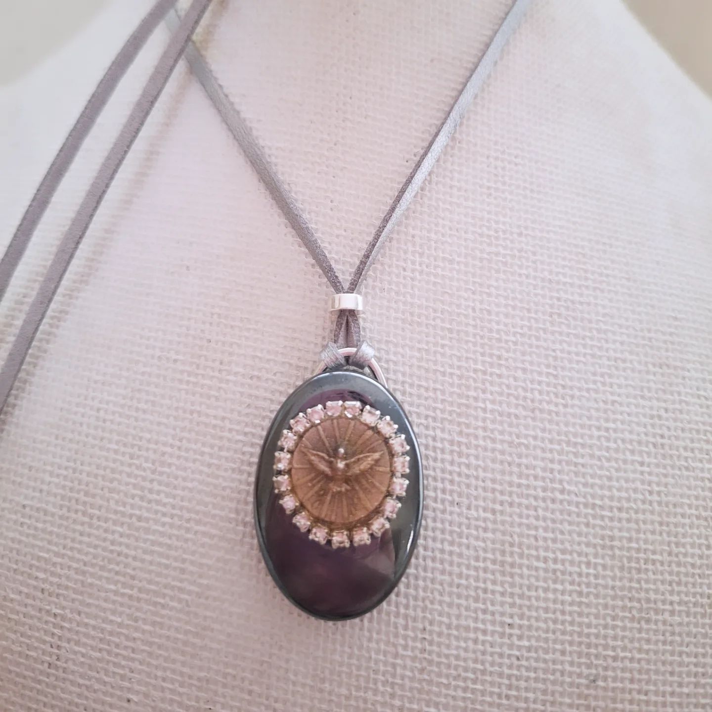 Medalla.Espiritu Santo en Hematite y strass  Homenaje