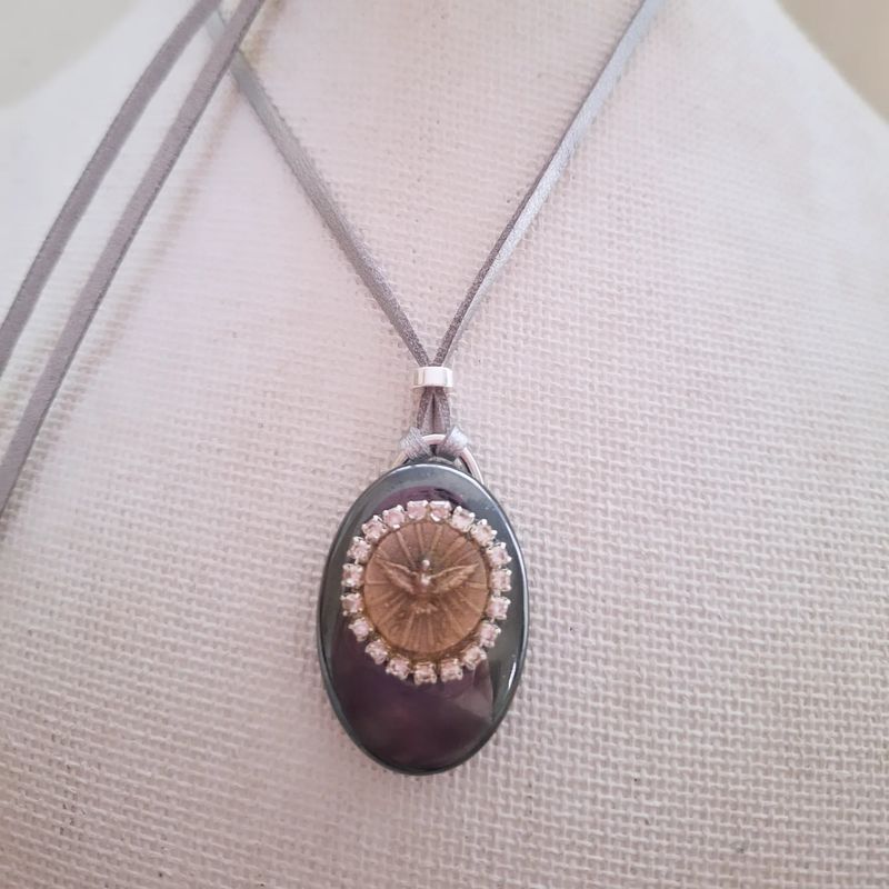 Medalla.Espiritu Santo en Hematite y strass  Homenaje