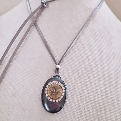 Medalla.Espiritu Santo en Hematite y strass Homenaje