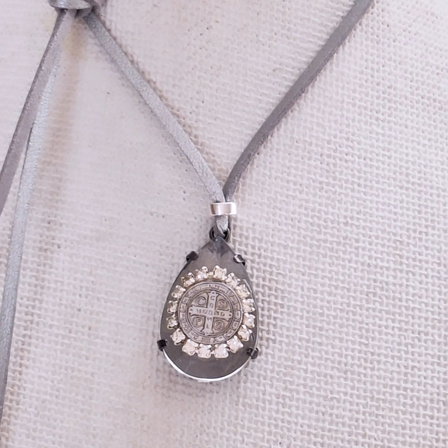 Collar San Benito Medalla Cristal