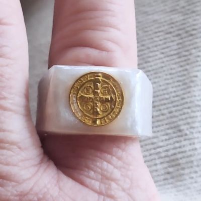 Anillo San Benito Resina Blanco Nacarado