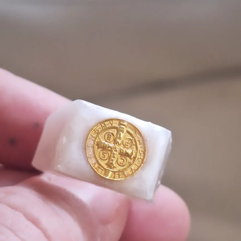 Anillo San Benito Resina Blanco Nacarado