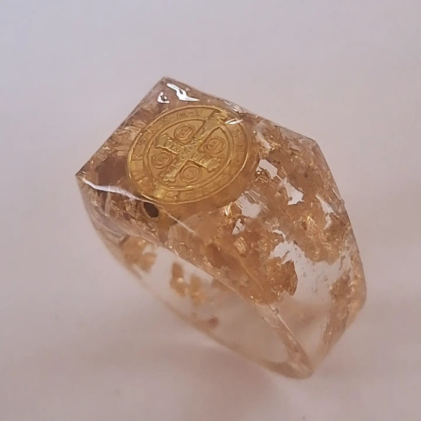 Anillo Resina San Benito transparente y Oro