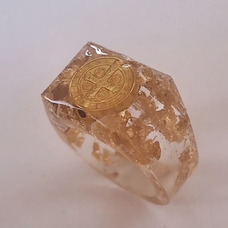 Anillo Resina San Benito transparente y Oro