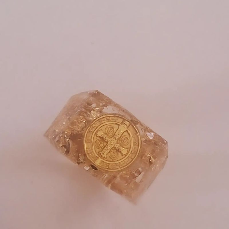 Anillo Resina San Benito transparente y Oro
