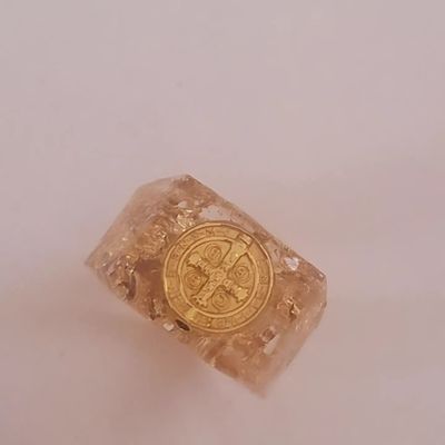 Anillo Resina San Benito transparente y Oro