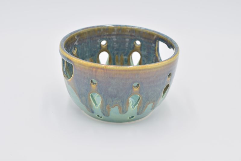 Integrated Handle Berry Bowl