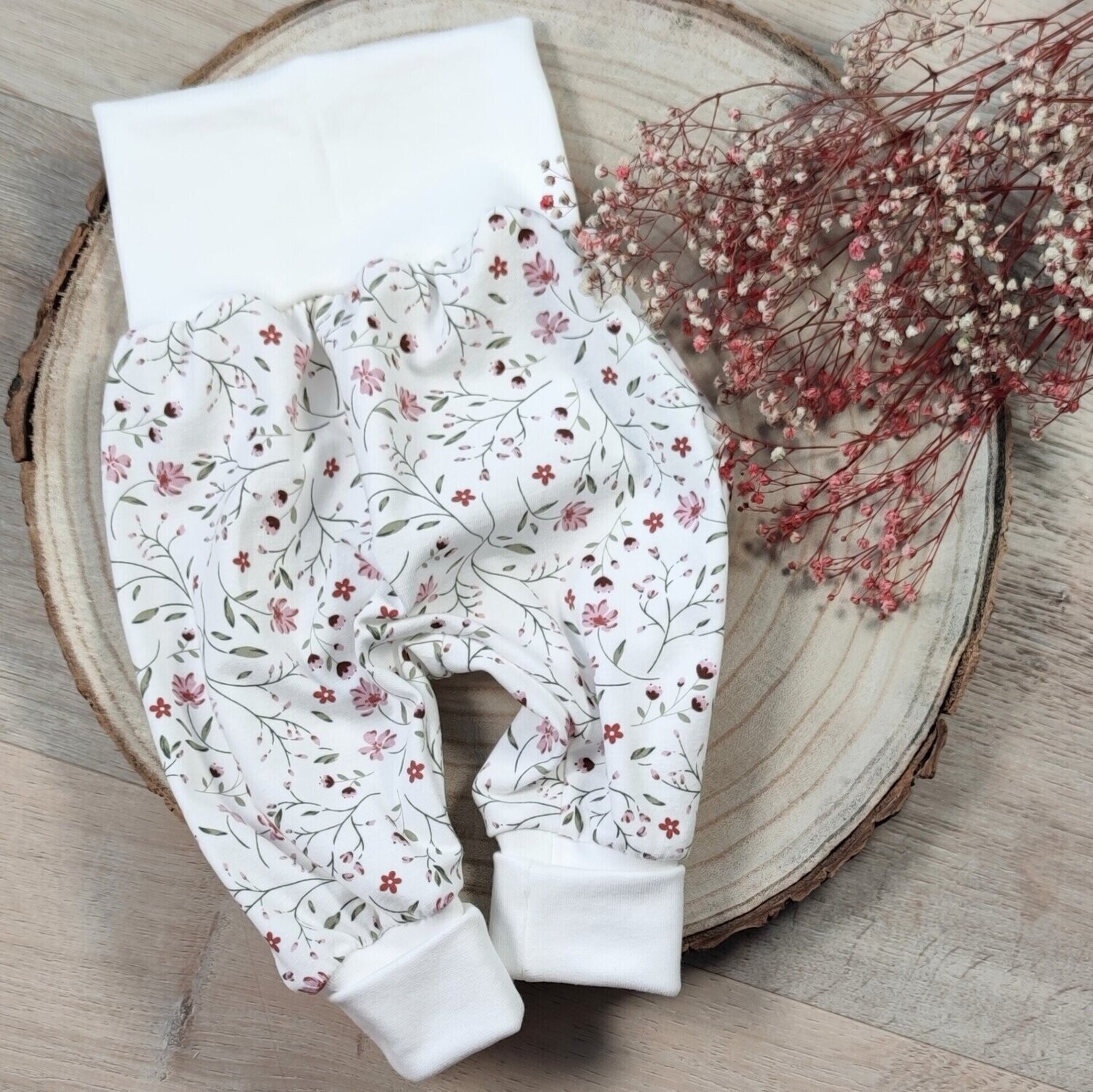 Mitwachshose - kleine rosa Blüte Off-White