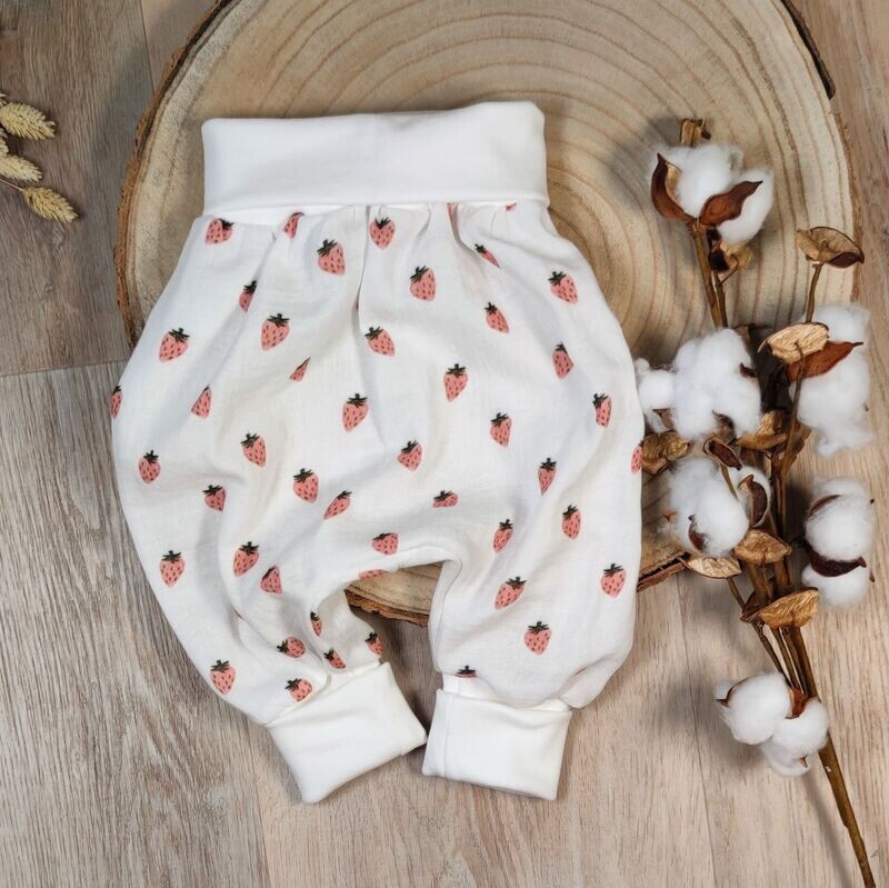 Mitwachshose Musselin - kleine Erdbeere