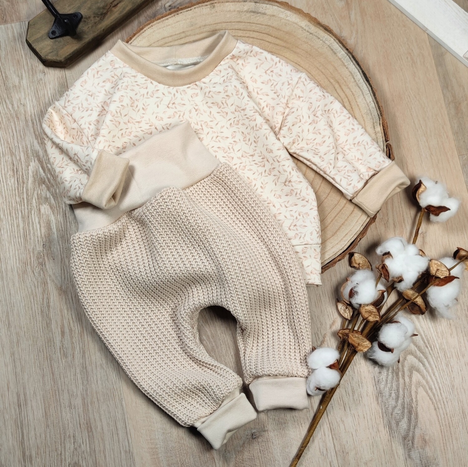 Set: French Terry Sweater Zweige Beige (mit oder ohne Rüschen) & Cozy Pants Grobstrick Hellbeige