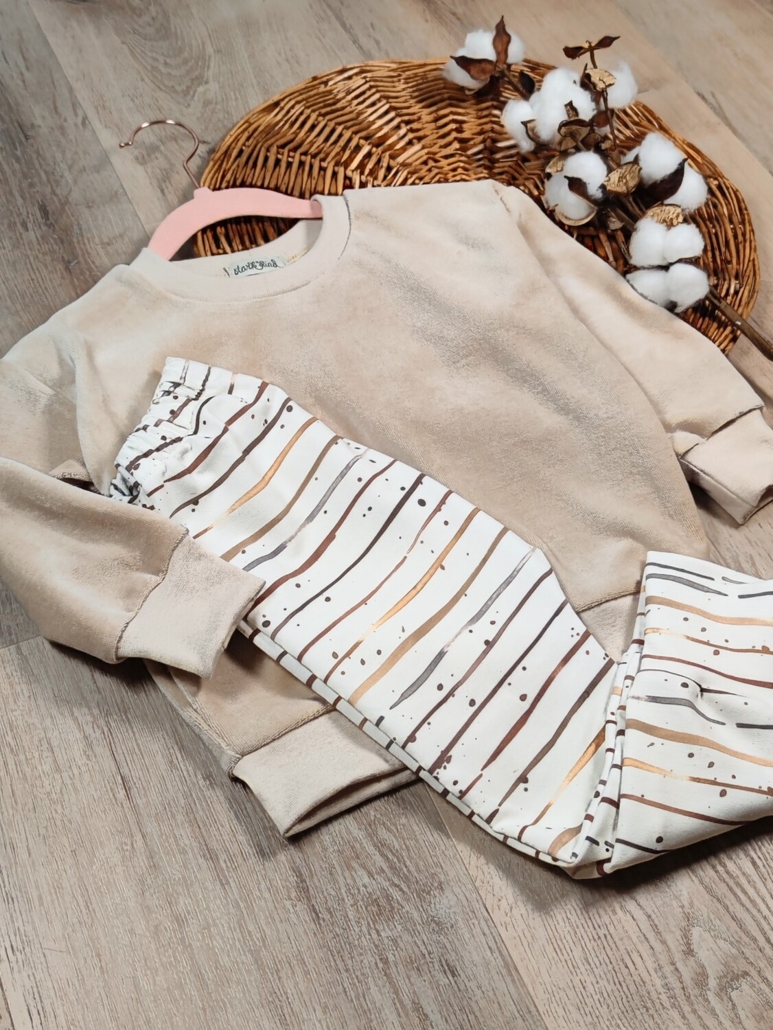 Set: Nicki Pullover Hellbeige & French Terry Hose Beige Stripes 