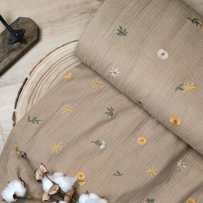Mom XXL Dreiecks-Halstuch - Musselin Sonnenblumen Dunkelbeige gestickt Mom XXL Dreiecks-Halstuch - Musselin Sonnenblumen Dunkelbeige gestickt