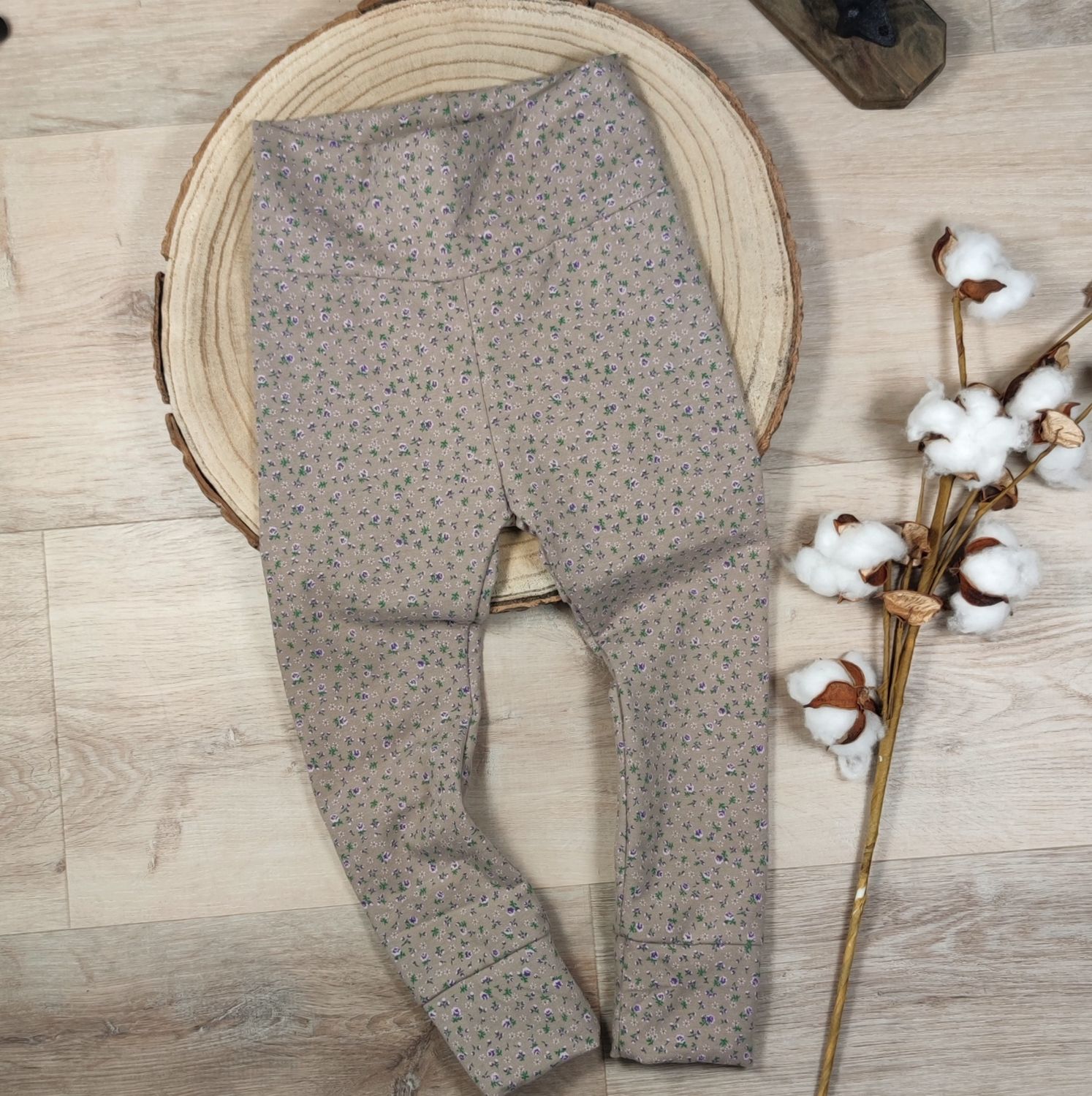 Leggings - Flieder Blümchen auf Taupe