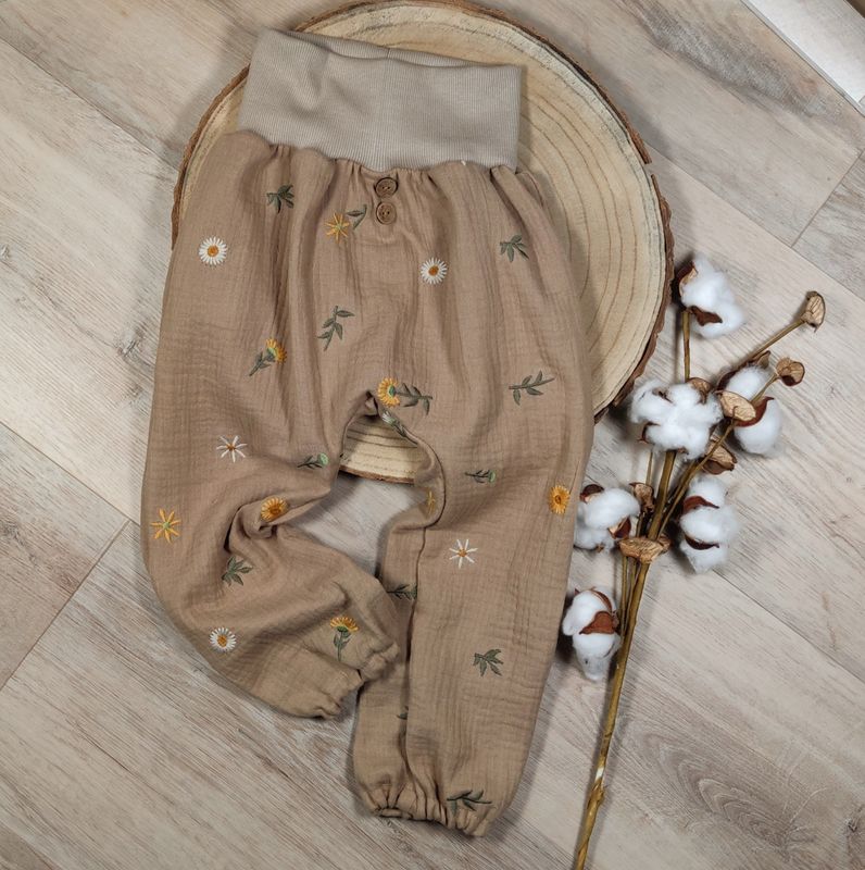 Musselin Hose - Sonnenblumen Dunkelbeige gestickt 