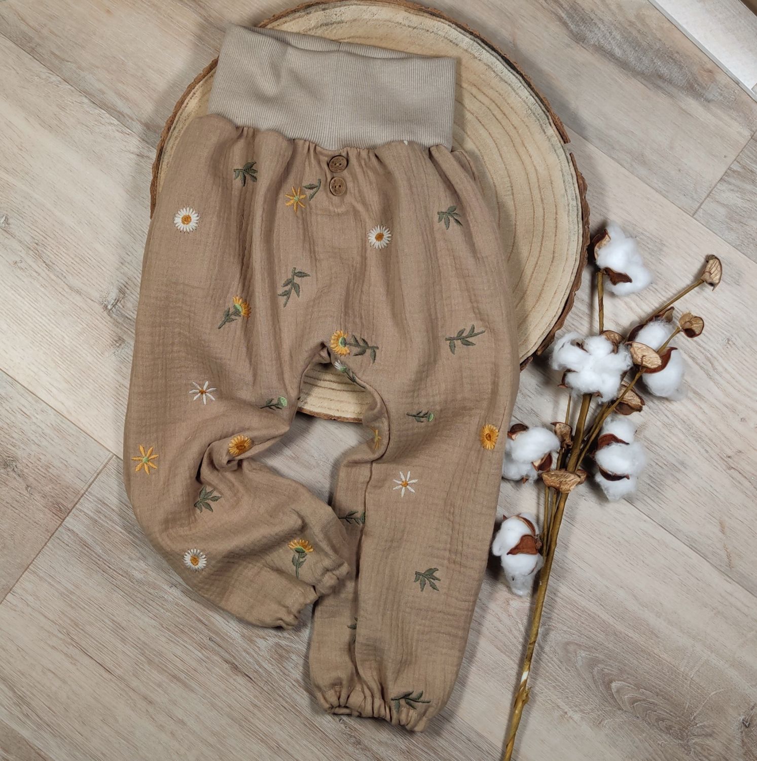 Musselin Hose - Sonnenblumen Dunkelbeige gestickt 