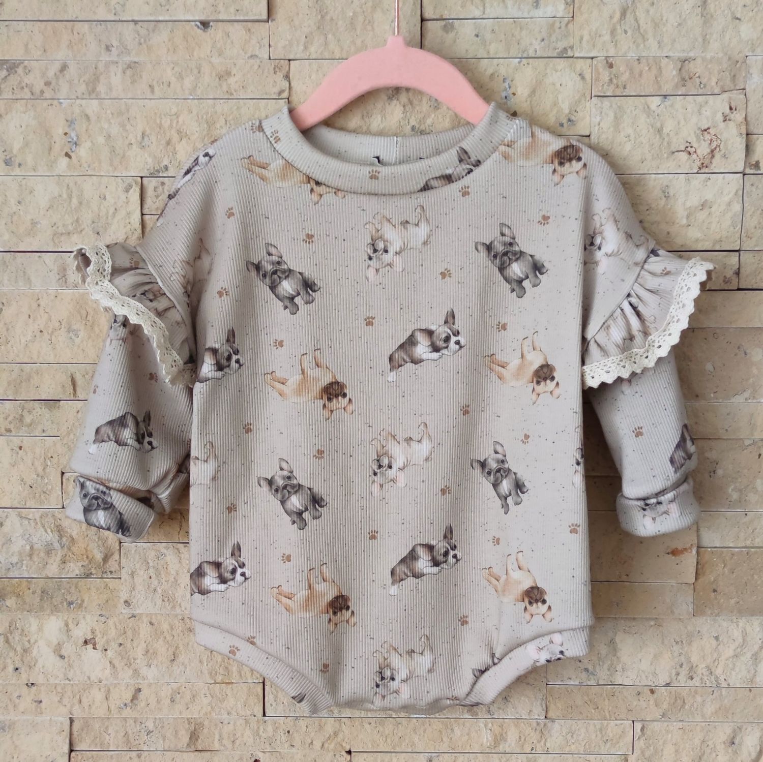 Oversized Langarm Romper - Rib French Bulldog Light Taupe 