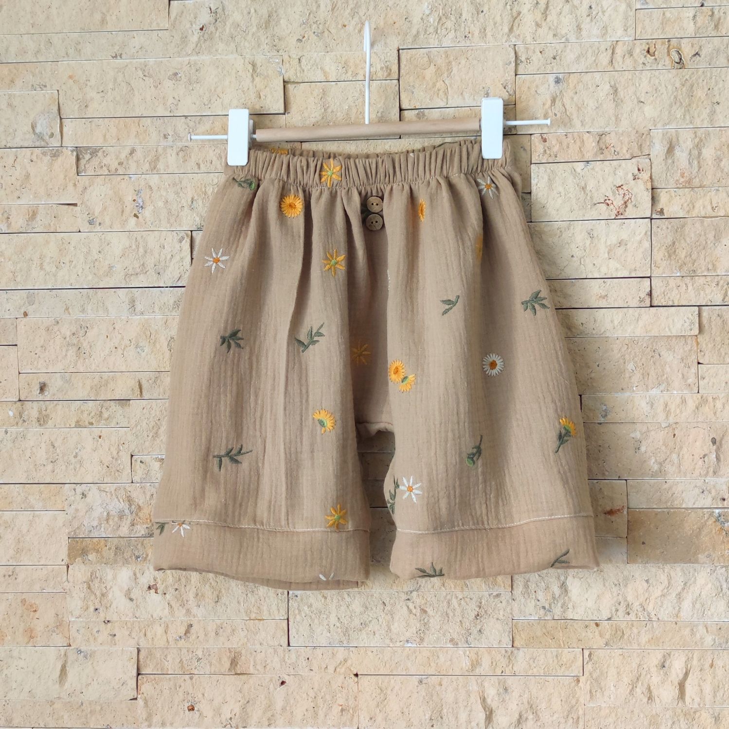 Musselin Shorts - Sonnenblumen Dunkelbeige gestickt 
