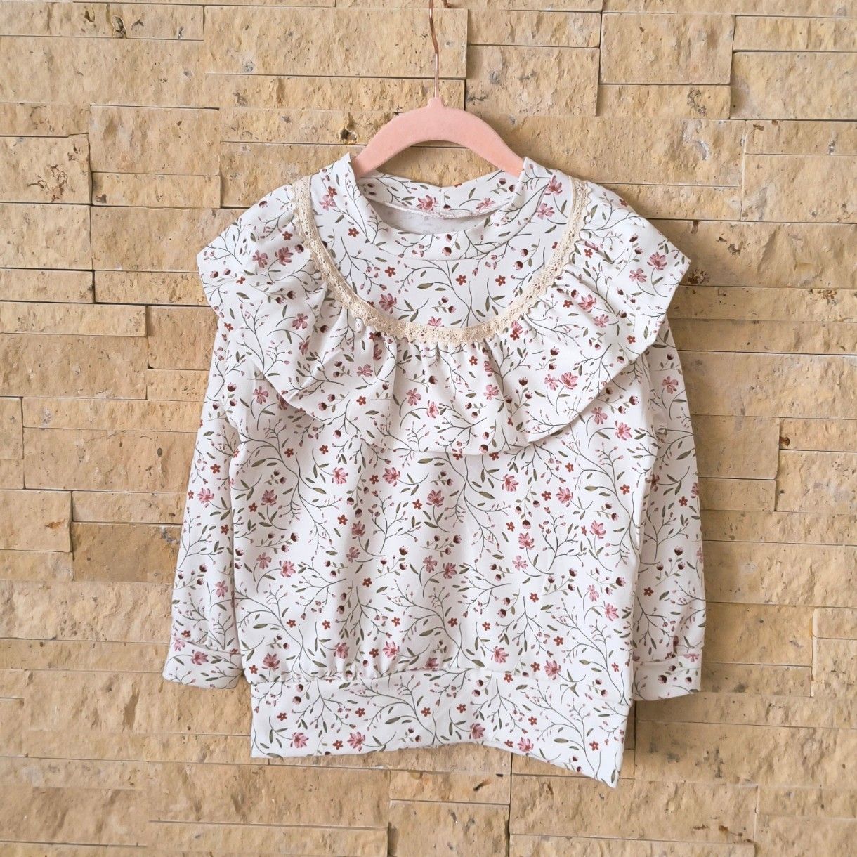 Jersey Pullover mit Rüsche - Rosa Blüte Jersey Pullover mit Rüsche - Rosa Blüte