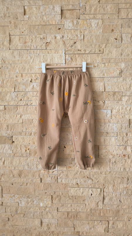 Musselin Hose - Sonnenblumen Dunkelbeige gestickt 