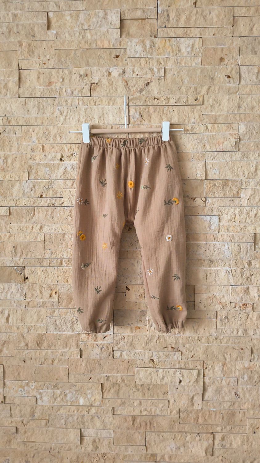 Musselin Hose - Sonnenblumen Dunkelbeige gestickt Musselin Hose - Sonnenblumen Dunkelbeige gestickt