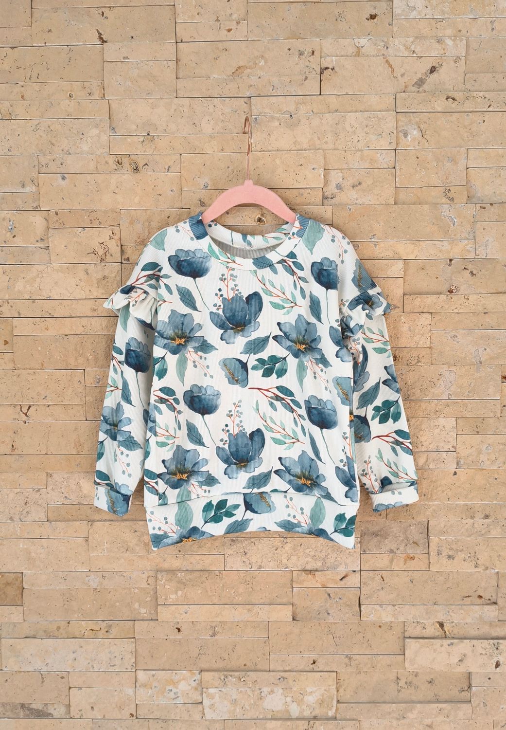 (Sofortkauf) Pullover Rib Jersey mit Volant - Blue Flowers - Gr. 98/104