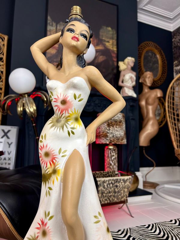 Mid Century 1960’s Nieri Hawaiian Tiki Polynesian Girl Tall Full Bodied Chalkware Lamp 22”