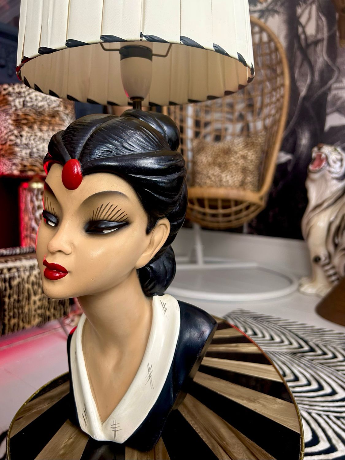 Mid Century Geisha Girl Original Plastic Ribbon Shade Chalkware Lamp Rgd 897880 20” Mid Century Geisha Girl Original Plastic Ribbon Shade Chalkware Lamp Rgd 897880 20”