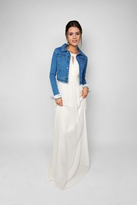 Premium Brautjacke (made in Europe), Jeansjacke blau, leicht gekürzt mit feiner Spitzen- und Stickapplikation