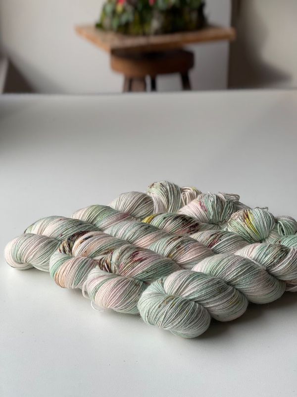 NEUES GARN: 400g Bluefaced/Corriedale bei Fuß! 400m/100g