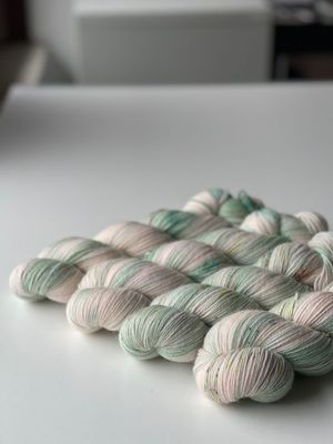 NEUES GARN: 400g Bluefaced/Corriedale bei Fuß! 400m/100g NEUES GARN: 400g Bluefaced/Corriedale bei Fuß! 400m/100g