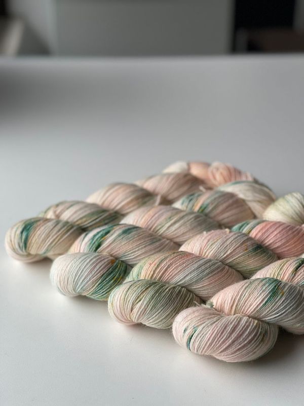 NEUES GARN: 400g Bluefaced/Corriedale bei Fuß! 400m/100g NEUES GARN: 400g Bluefaced/Corriedale bei Fuß! 400m/100g