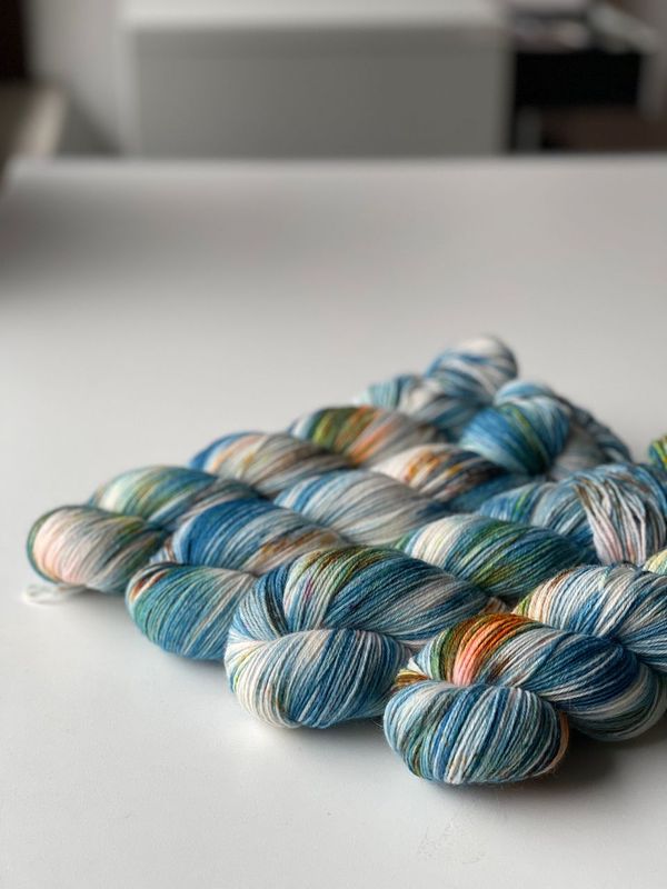 NEUES GARN: 400g Bluefaced/Corriedale bei Fuß! 400m/100g NEUES GARN: 400g Bluefaced/Corriedale bei Fuß! 400m/100g