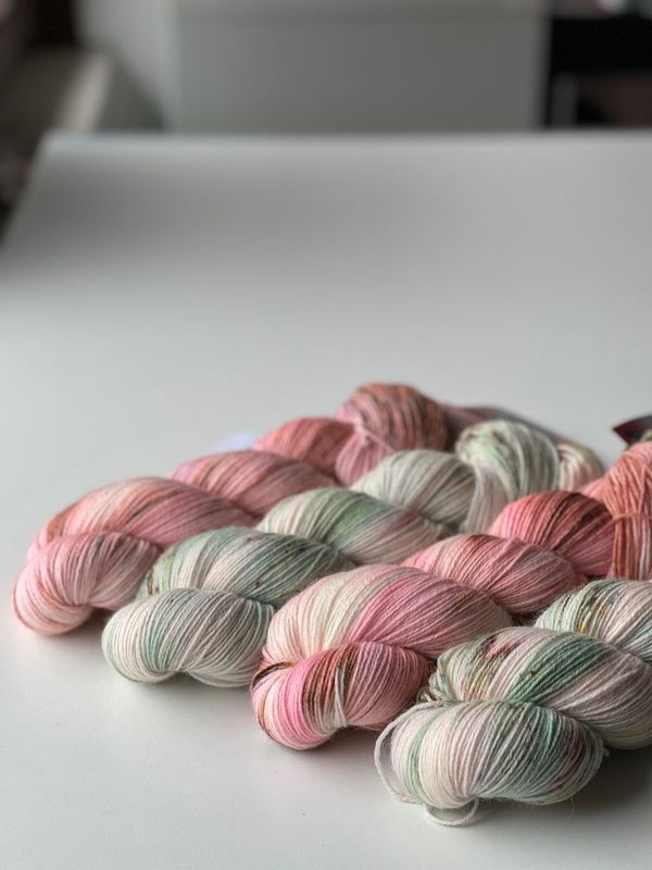 NEUES GARN: 400g Bluefaced/Corriedale bei Fuß! 400m/100g NEUES GARN: 400g Bluefaced/Corriedale bei Fuß! 400m/100g