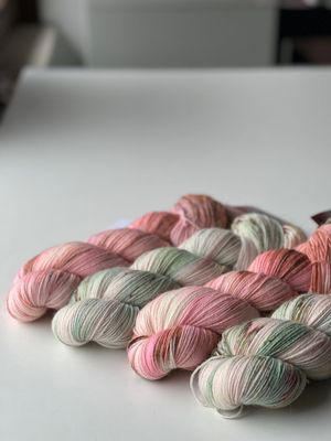 NEUES GARN: 400g Bluefaced/Corriedale bei Fuß! 400m/100g NEUES GARN: 400g Bluefaced/Corriedale bei Fuß! 400m/100g